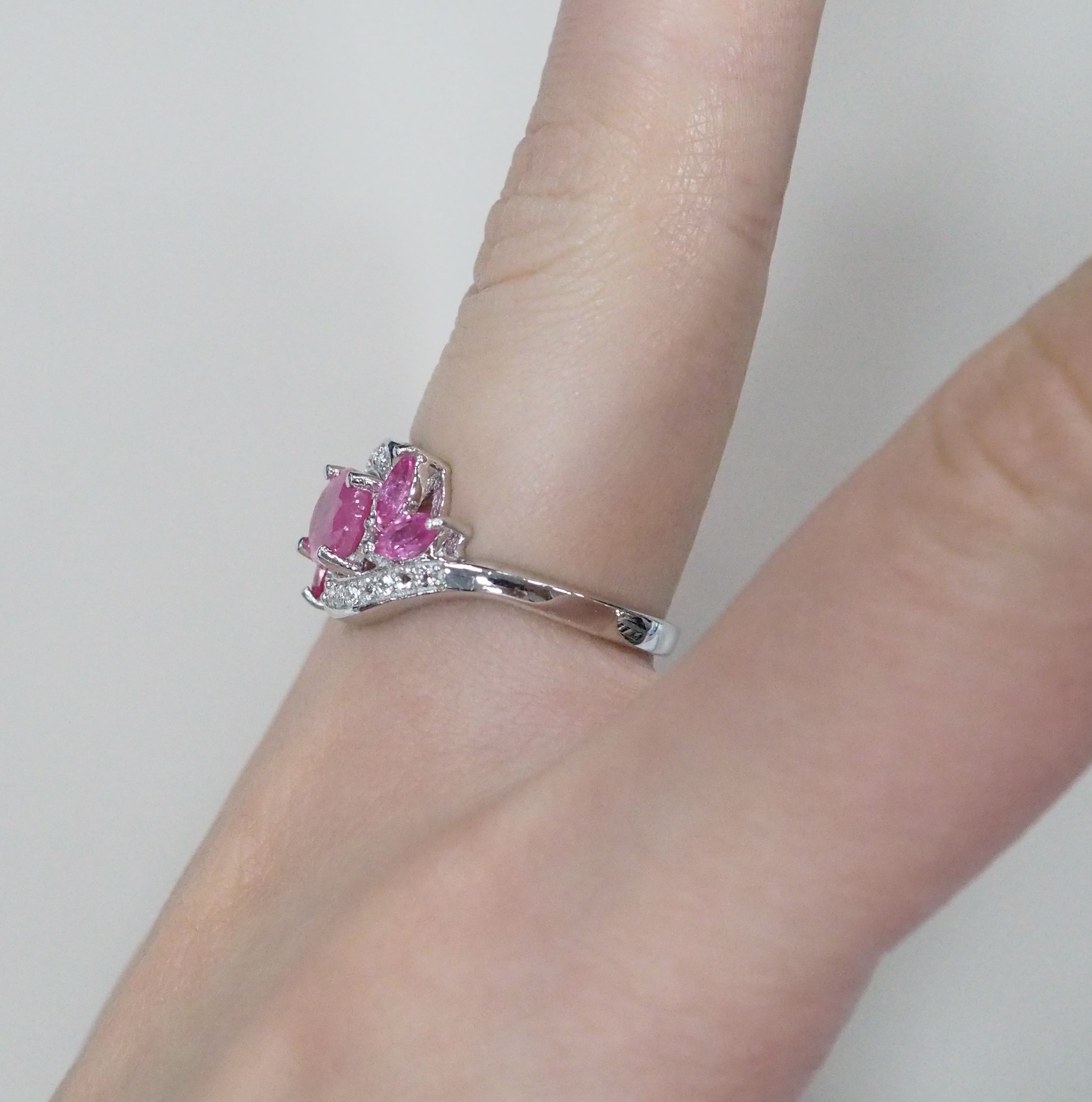 Серебряное кольцо с розовыми сапфирами